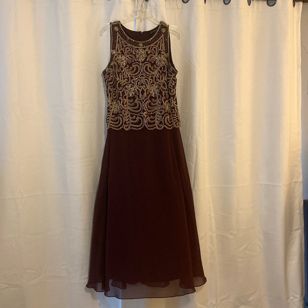 J Kara Women's Sleeveless Scallop Long Beaded Dress W/Scarf.